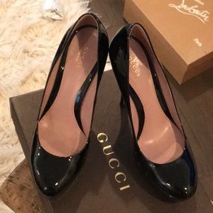 Gucci black patent leather platform pumps. 10M.